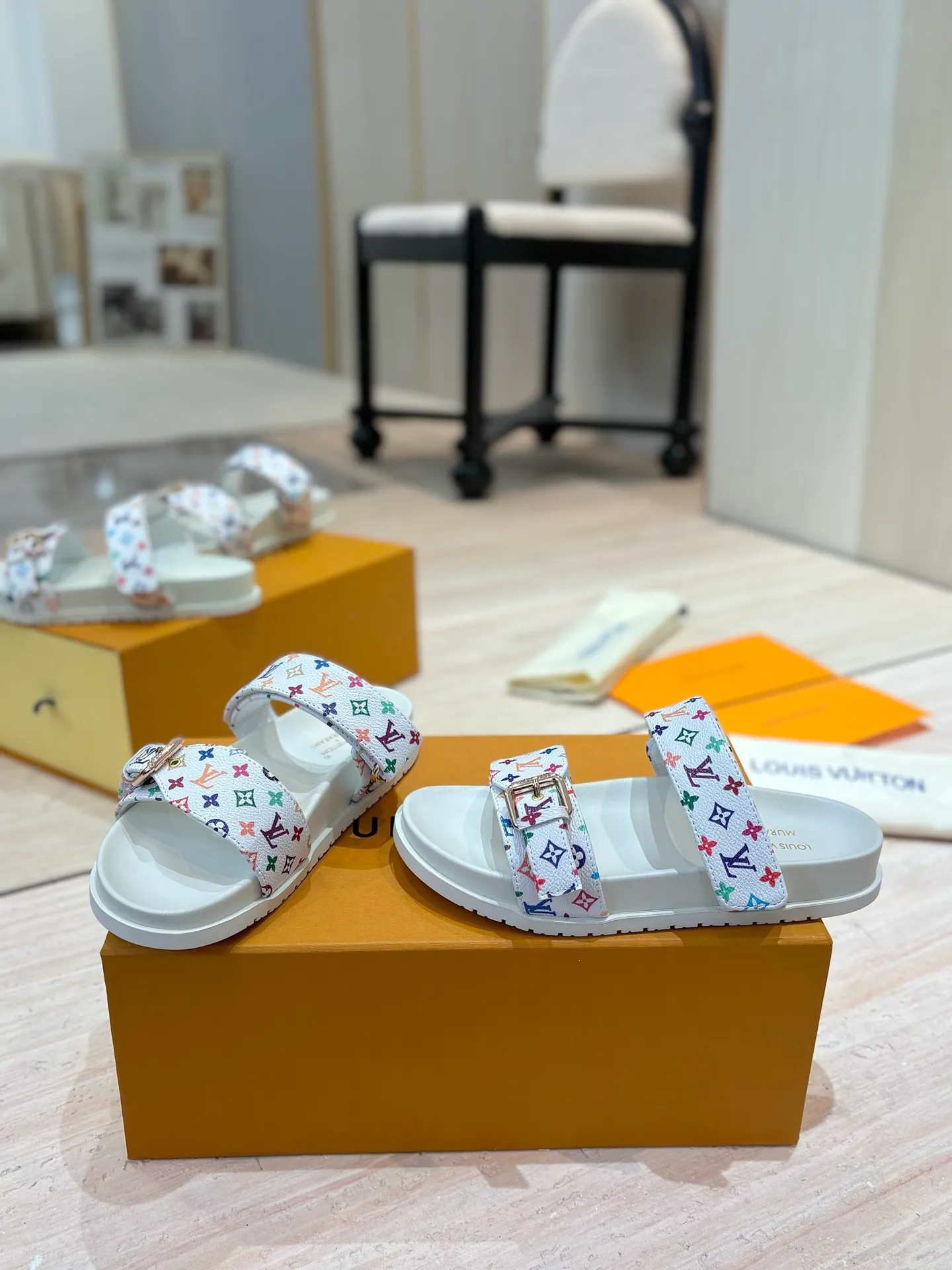 👟👟Ex-factory price 400👟👟 LV 2025 spring and summer new products 🥰 Popular LV donkey brand counters Embossed logo embossed sandals This Pool Pillow Comfort flat sandals are made of technical fabrics and use high-frequency embossing technology to reinterpret the Monogram pattern. Soft padded upper with adjustable Velcro, comfortable and tough insole adds harmonious colors 👍New hard goods, purchasing agent level! Full of high-end feel! A popular model among bloggers at home and abroad, it’s retro and fashionable and looks amazing on your feet! The official website's main recommendation 👍👍 ✅ Upper: waterproof special original fabric ✅ Inner lining: imported mixed sheepskin ✅ Outsole: original molded foam outsole ✅ Number of sizes: women's size 35-45 (women's size 41 men's 38.45, custom-made, non-refundable) ✅ Packaging: full set of drawer boxes ​